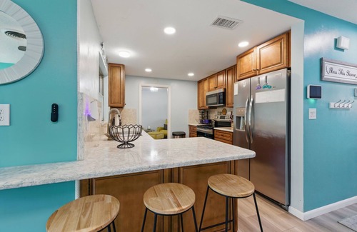 Jungle Terrace House | Monthly Stay Pool King Beds Fast Wi-Fi Near Beach