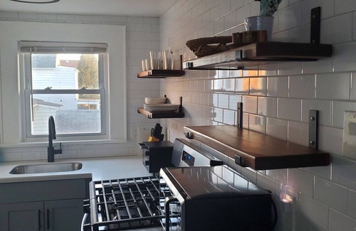 Bloomfield Apartment | Monthly Stays: 2BR w/Parking - 8 min Walk NJ Transit Train - 40 Min from NYC