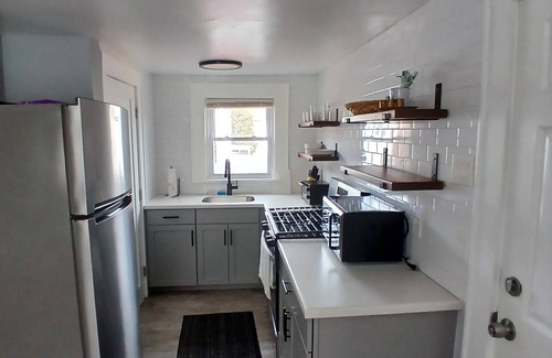 Bloomfield Apartment | Monthly Stays: 2BR w/Parking - 8 min Walk NJ Transit Train - 40 Min from NYC