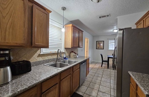 Raleigh House | MONTHLY STAYS-5 BR Secluded Cabin Style Compound-Abundant Parking-Near Airport