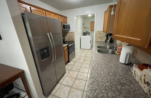 Raleigh House | MONTHLY STAYS-5 BR Secluded Cabin Style Compound-Abundant Parking-Near Airport