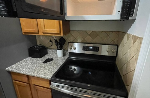 Raleigh House | MONTHLY STAYS-5 BR Secluded Cabin Style Compound-Abundant Parking-Near Airport