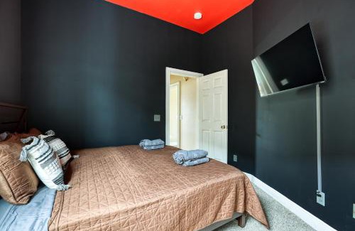 Metropolitan House | Monthly Stays! - 5 mins to DT, Forsyth & Starland - Mini Gym - Balcony - Parking