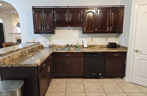 Southaven House | MONTHLY STAYS-Breathtaking 8 BR Retreat with Private Pool, Lake View, & Backyard