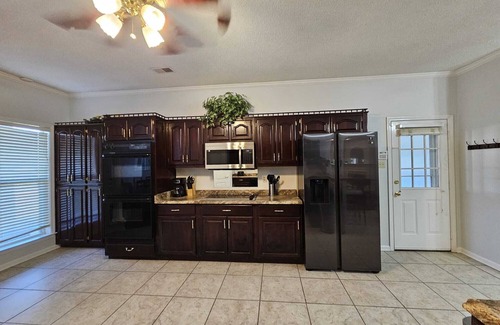 Southaven House | MONTHLY STAYS-Breathtaking 8 BR Retreat with Private Pool, Lake View, & Backyard