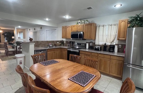 Crosstown House | MONTHLY STAYS in Memphis - Spacious 5BR Home w/3 BA-Near Downtown, Beale Street