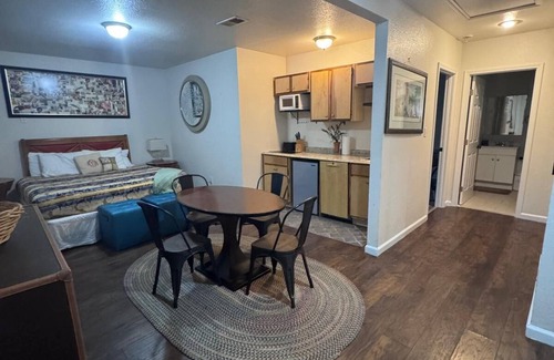 Crosstown House | MONTHLY STAYS in Memphis - Spacious 5BR Home w/3 BA-Near Downtown, Beale Street