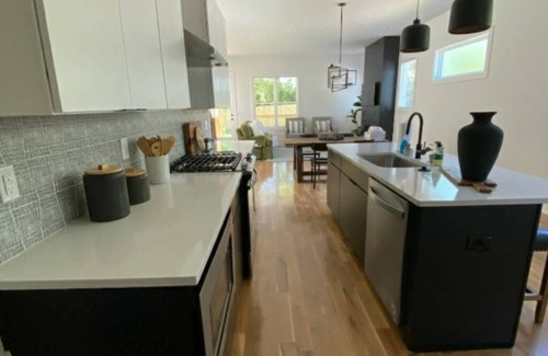 Metrocenter - North Rhodes Park House | MONTHLY STAYS ONLY! Luxury Lena/Luxury Finishes/Sleeps 8