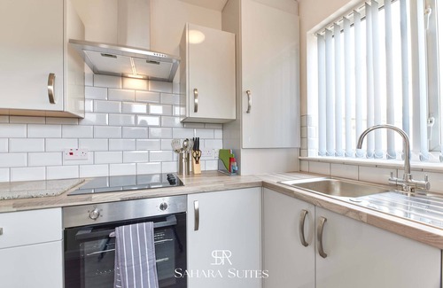 Blyth House | Monthly Stays - Stylish 3BR Blyth Home - Parking