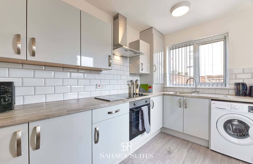 Blyth House | Monthly Stays - Stylish 3BR Blyth Home - Parking