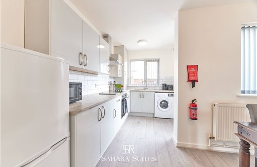 Blyth House | Monthly Stays - Stylish 3BR Blyth Home - Parking