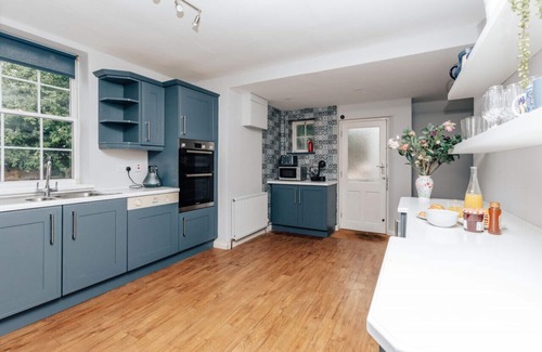 Henley-on-Thames House | Montpellier House Centrally Located Large Garden - From 300 Per Night