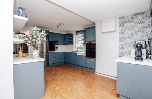 Henley-on-Thames House | Montpellier House Centrally Located Large Garden - From 300 Per Night