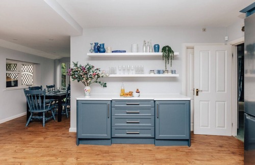 Henley-on-Thames House | Montpellier House Centrally Located Large Garden - From 300 Per Night