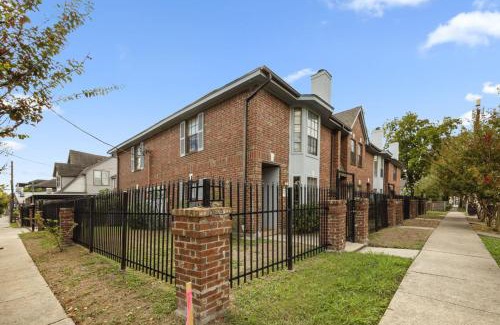 Montrose House | Montrose 4BR Sleeps 19 - 2 Homes - Walk to Dining
