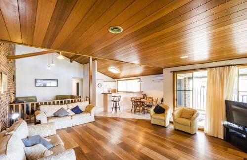 Iluka House | Montrose by the Bay