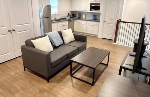 Neartown House | Montrose Central 4BR Stay