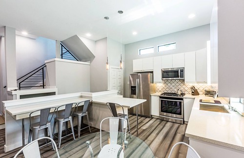 Hyde Park House | Montrose Guesthouse Suites