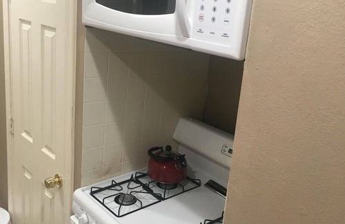 Neartown Condo | Montrose Hist Dist - Cozy 2 BRs apt