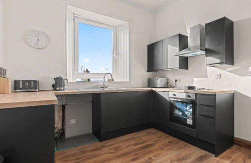 Montrose Apartment | Montrose Town Centre - Sleeps 5