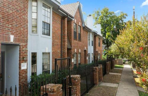 Montrose House | Montrose Walk To 50 Restaurants 1 Mile 2 DT