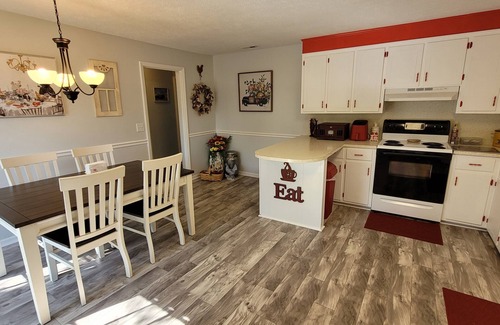 Mount Airy House | Moo Manor, 10 Mins from downtown Mayberry