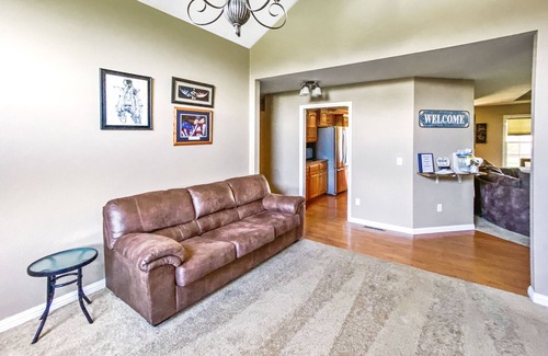Ozark House | Moon Valley Retreat-Family Gatherings-Fooseball-CornHole-Whirlpool Tub-Fireplace