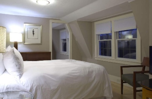 Harwich Port Hotel | Mooncussers Tavern and Inn