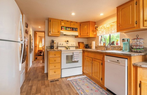 Brookings Cottage | Moondance Cottage - Steps from the Chetco River