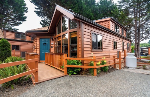 Brookings Cottage | Moondance Cottage - Steps from the Chetco River
