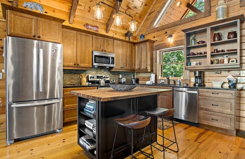 Marion Cabin | Moondance | Log Cabin with Hot Tub, Fire Pit & Mountain Views!