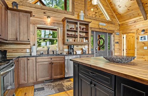 Marion Cabin | Moondance | Log Cabin with Hot Tub, Fire Pit & Mountain Views!