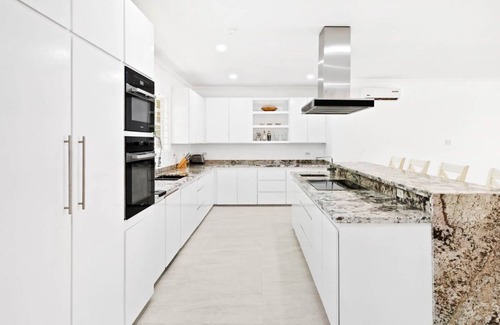 Sunset Crest House | Moonflower Villa: Luxe 3-bed Oasis on West Coast