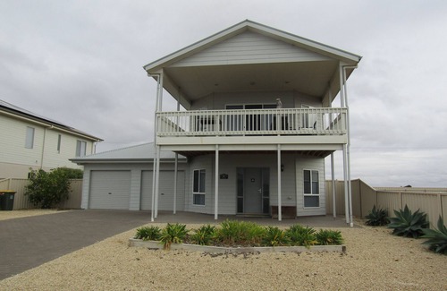 Dalrymple House | Moonlight Escape - Beautiful Holiday Home with sea views from balcony!