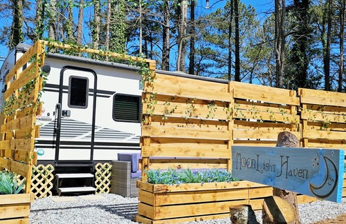 Riverdale House | Moonlight Haven-Tinytown Village ATL /Cozy Glamper-fire pit, hammock and games