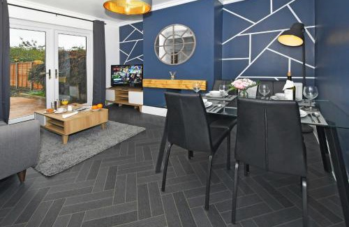 Crewe House | Moonlight House - sleeps 7, driveway, garden