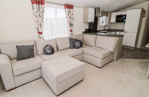 Morpeth Cottage | MOONLIGHT LODGE, pet friendly, with a garden in West Thirston