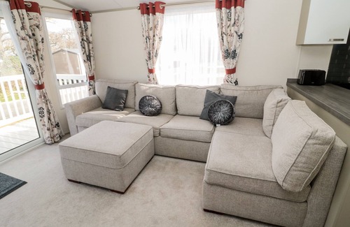 Morpeth Cottage | MOONLIGHT LODGE, pet friendly, with a garden in West Thirston
