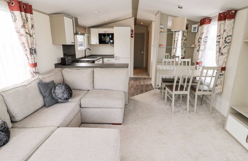 Morpeth Cottage | MOONLIGHT LODGE, pet friendly, with a garden in West Thirston