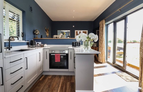 Storwood Cottage | MOONLIGHT LODGE, pet friendly, character holiday cottage in Bubwith