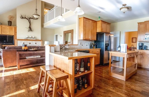 Walla Walla House | Moonlight Manor - beautiful home on 2.3 acres with vineyard view & private pool.