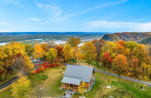 De Soto Cabin | Moonlight Ridge Sleeps 6 HOT TUB