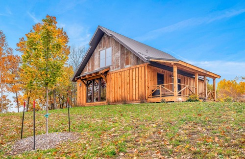 De Soto Cabin | Moonlight Ridge Sleeps 6 HOT TUB