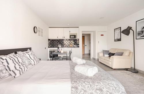Correeira Apartment | Moonlit Tide by Seareen