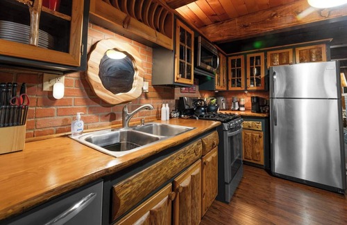 Moonridge Cabin | Moonridge Manor Cozy Retreat with Hottub