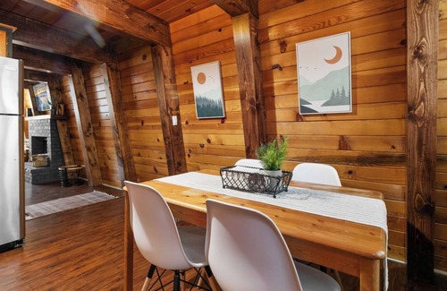 Moonridge Cabin | Moonridge Manor Cozy Retreat with Hottub