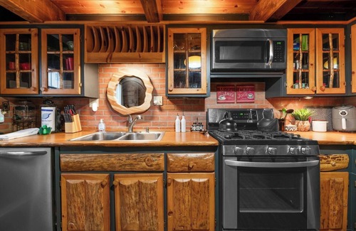 Moonridge Cabin | Moonridge Manor Cozy Retreat with Hottub