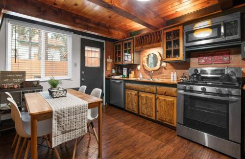 Moonridge Apartment | Moonridge Manor Modern, Cozy Retreat with Hottub!