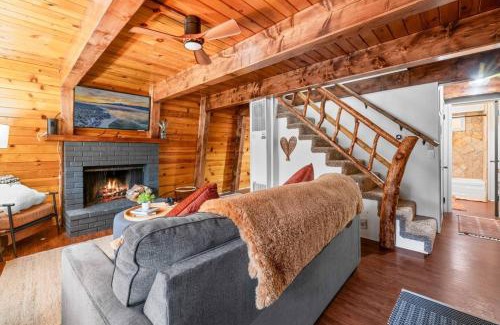 Moonridge Apartment | Moonridge Manor Modern, Cozy Retreat with Hottub!