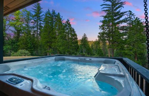 Mariposa House | Moonrise Lodge - A Large Vacation Home in Mariposa